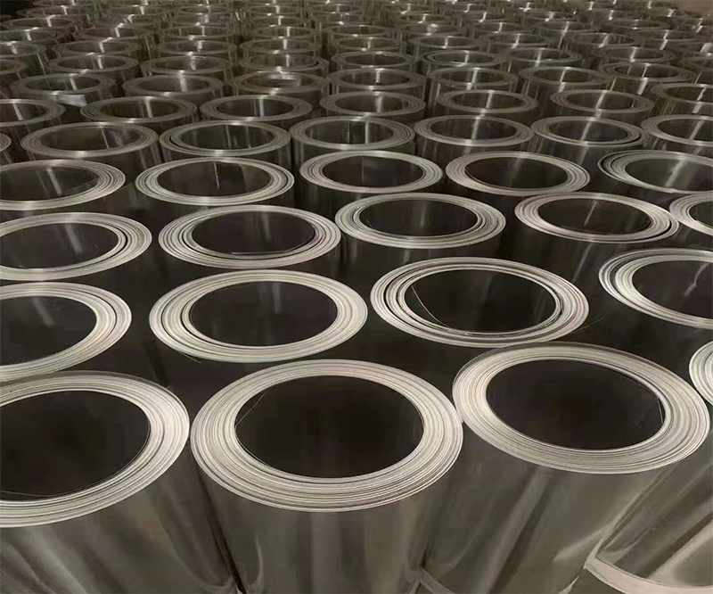 保溫鋁卷的可塑性和可加工性使得它能夠滿足各種復雜的設計和施工需求